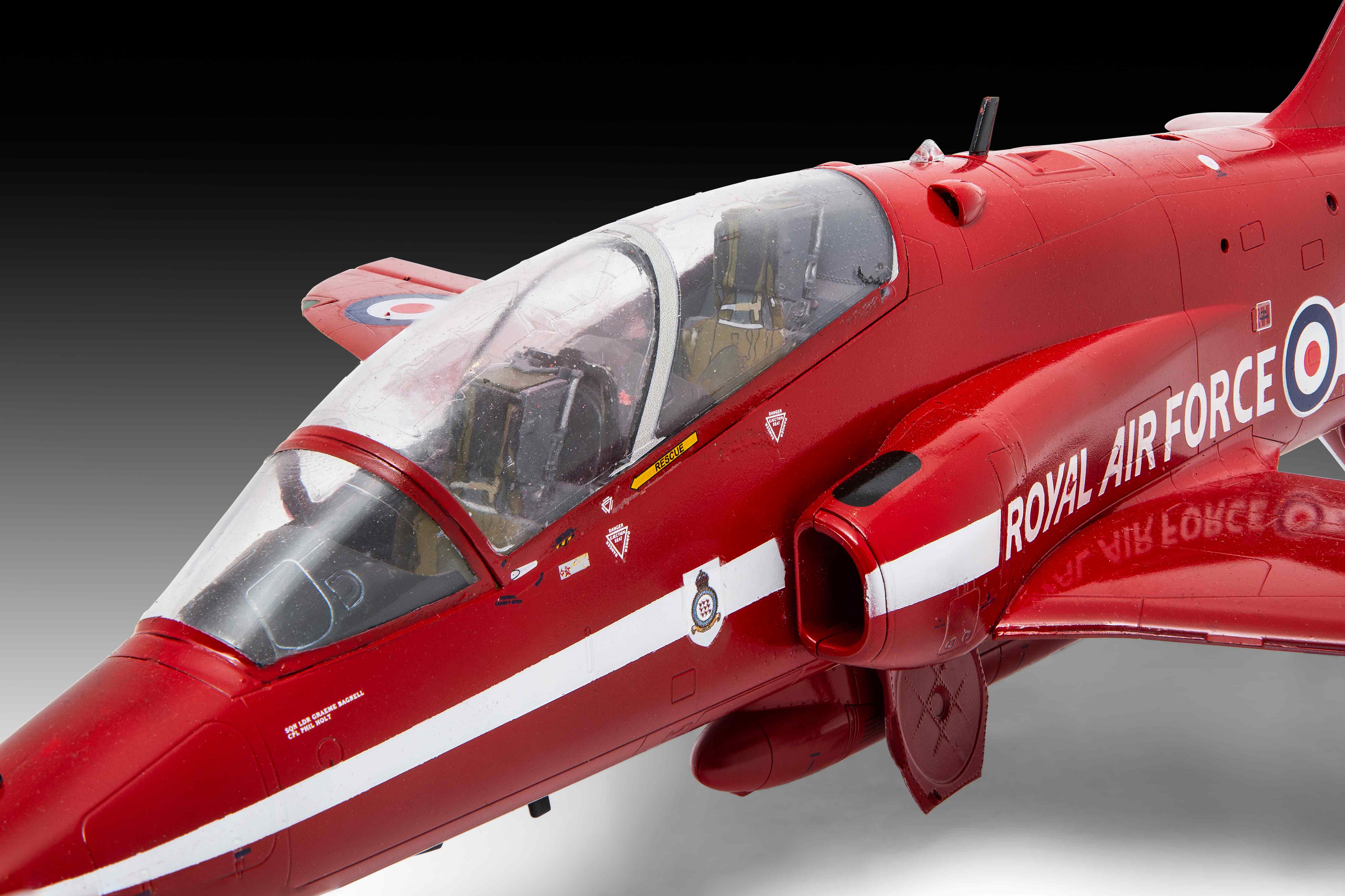 04284 BAE Systems Hawk T.1A "Red Arrows" Model Kit - Image 4