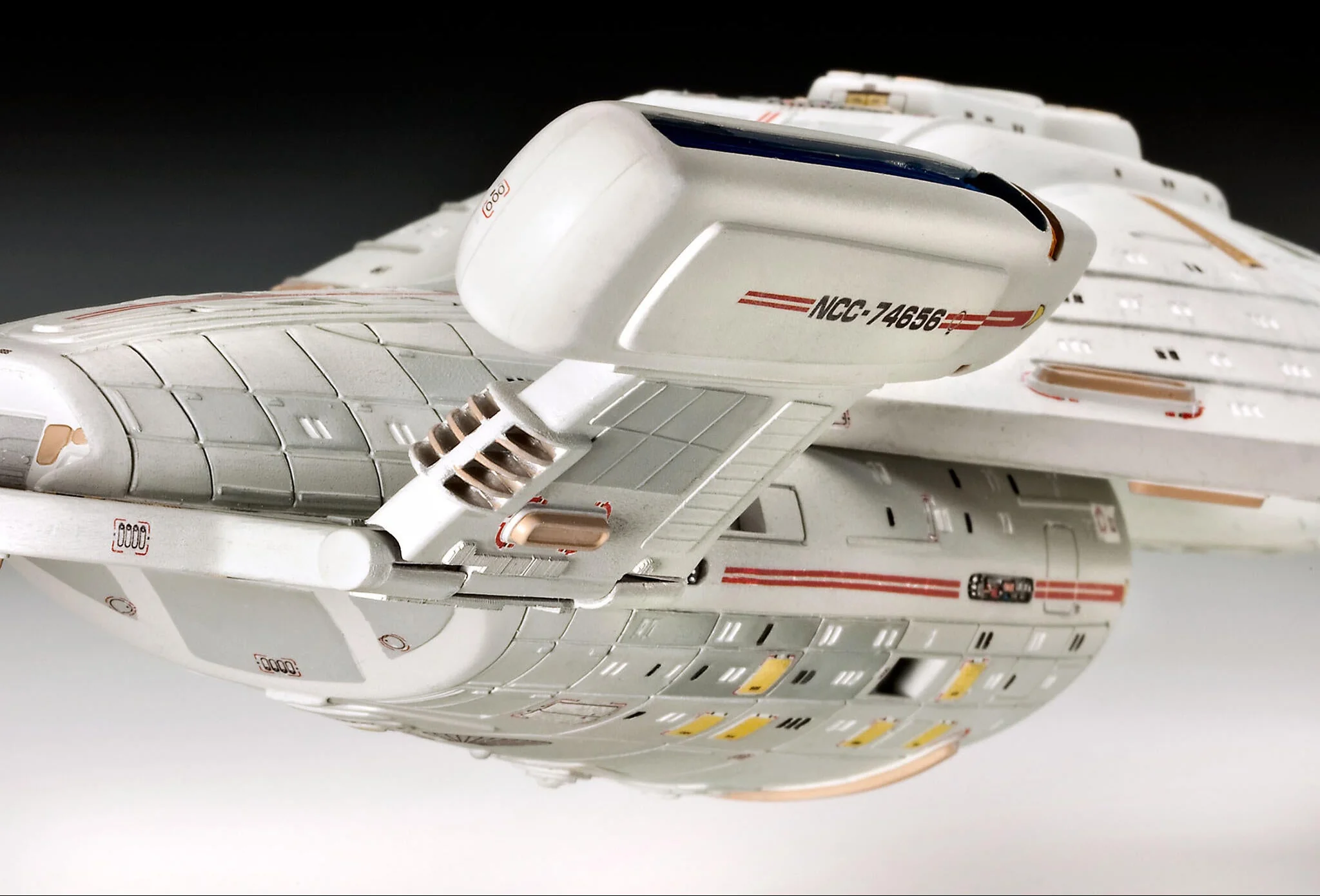 U.S.S. Voyager NCC-74656 (Star Trek: Voyager) Model Kit - Image 4