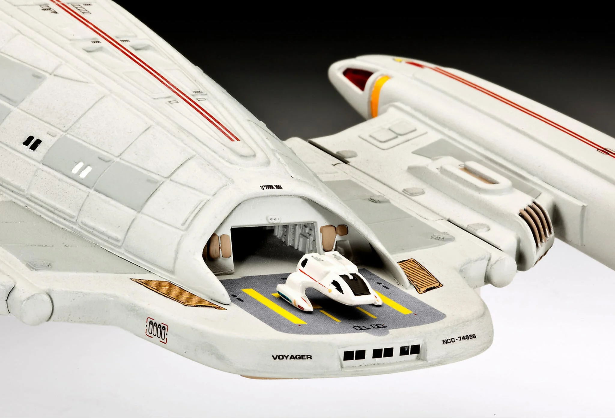 U.S.S. Voyager NCC-74656 (Star Trek: Voyager) Model Kit - Image 6