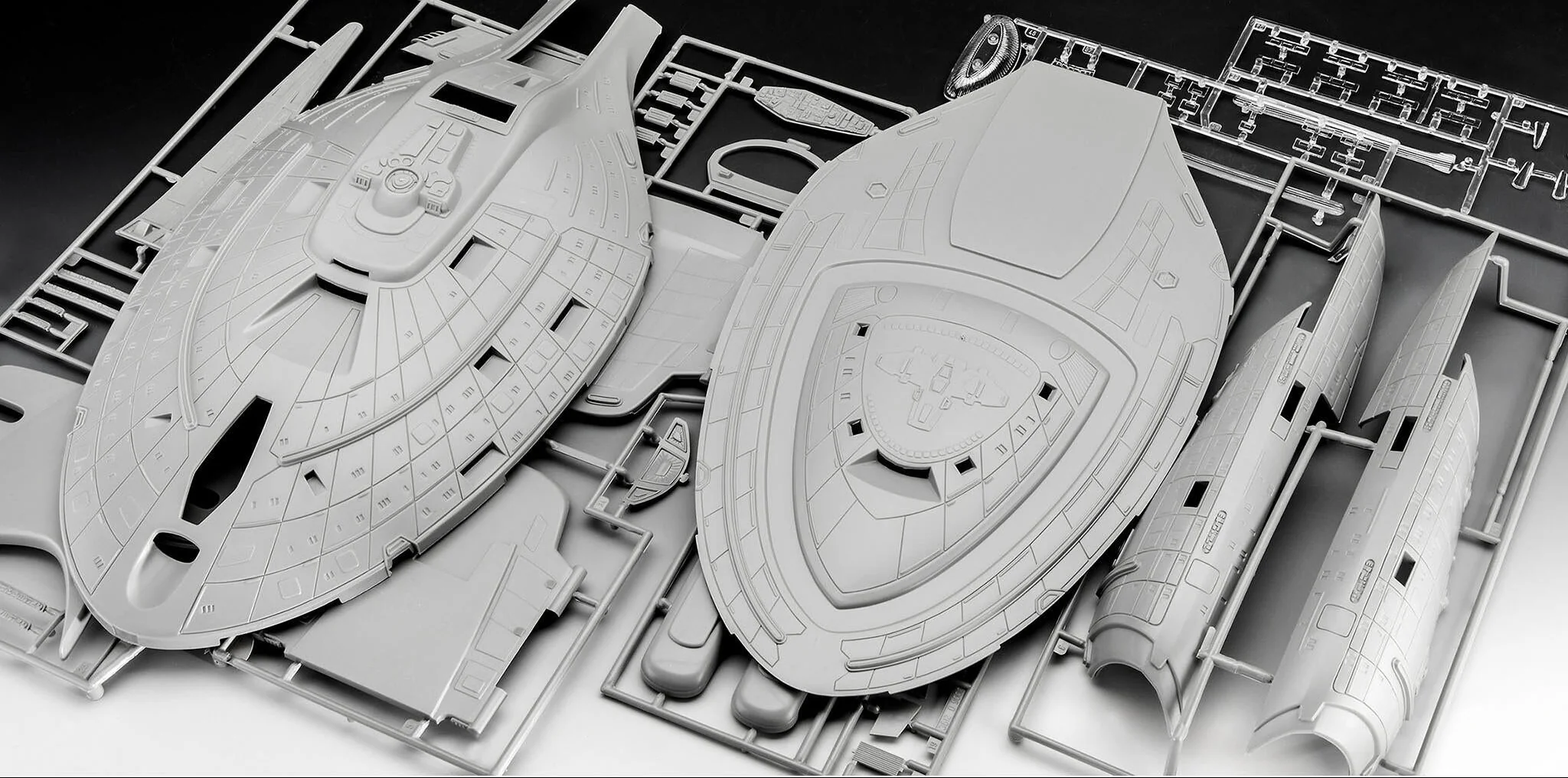 U.S.S. Voyager NCC-74656 (Star Trek: Voyager) Model Kit - Image 7