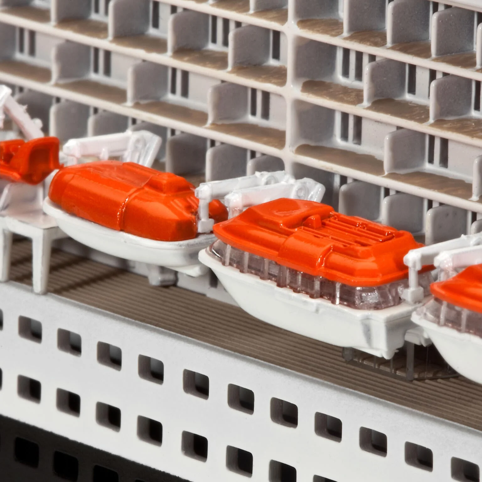 Ocean Liner Queen Mary 2 Model Kit - Image 7