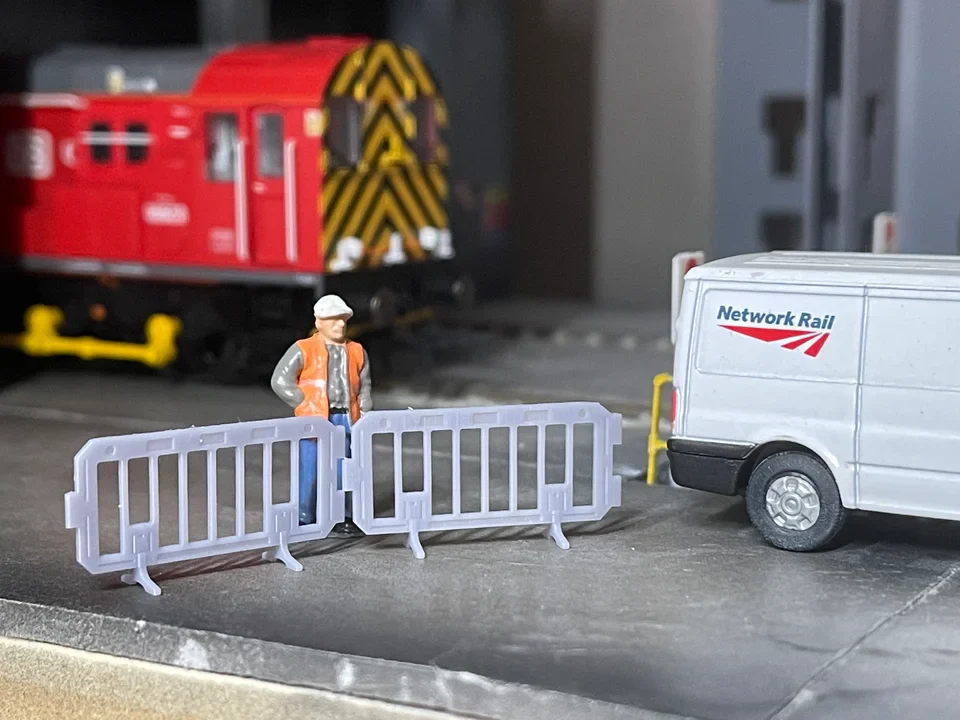 OO Gauge Work Barriers (Pack of 5) - Unpainted - Image 2