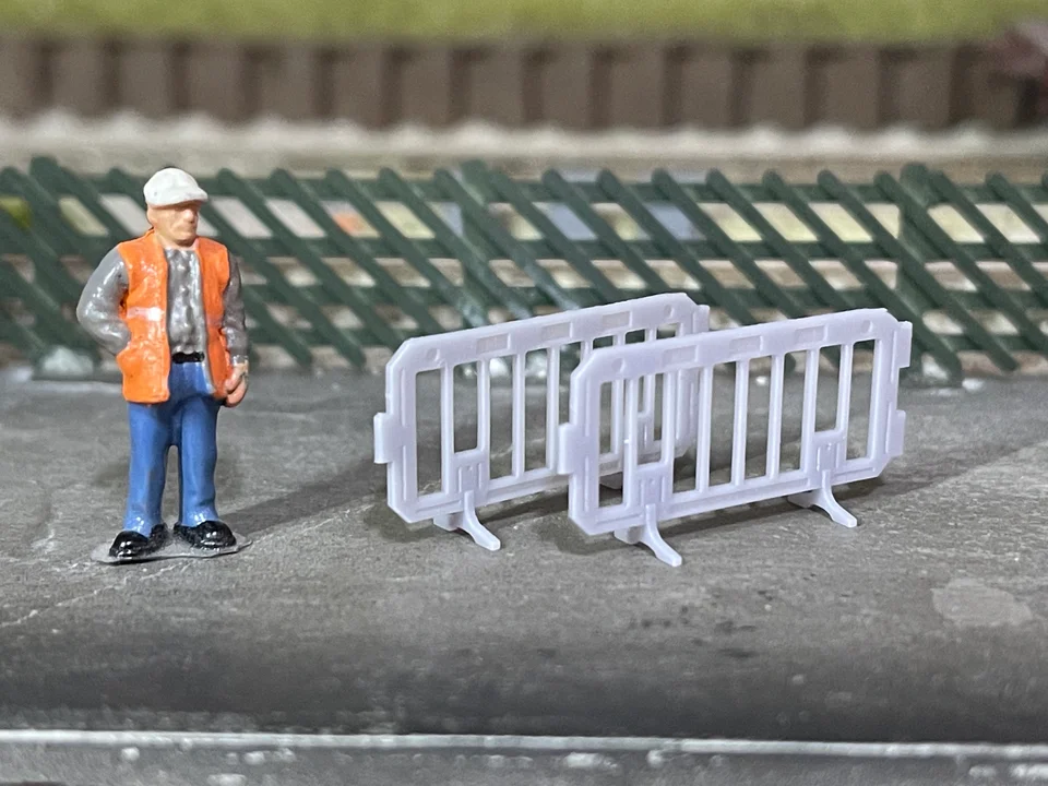 OO Gauge Work Barriers (Pack of 5) - Unpainted - Image 3