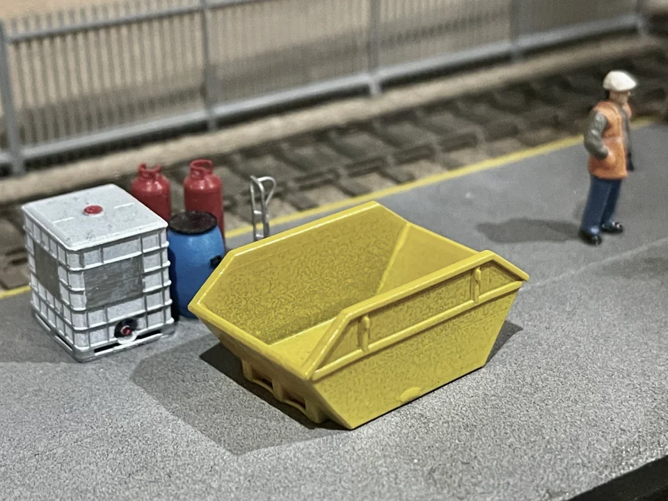 N Gauge Small Skips (Pack of 4) - Unpainted Model Kit - Image 2