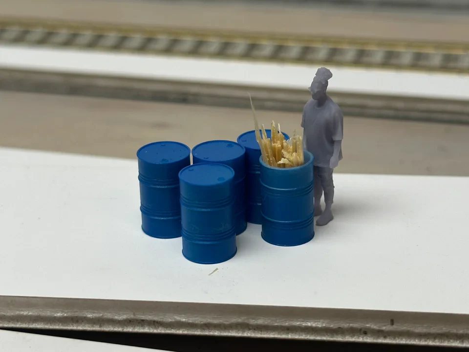 OO Gauge Oil Drums (Pack of 15) - Unpainted - Image 2