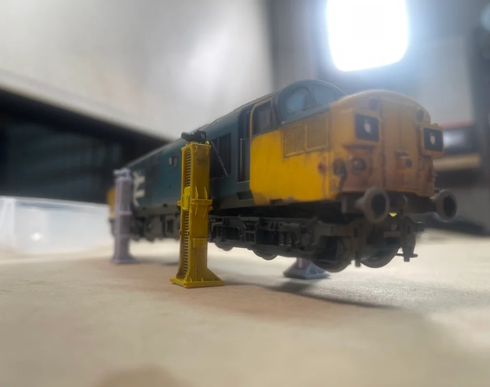 OO Gauge Lifting Jacks (Pack of 4) - Unpainted - Image 3