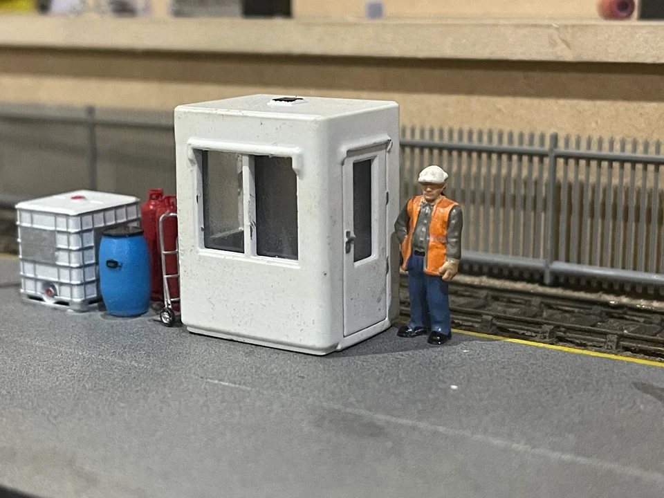 OO Gauge Kiosk (Single Pack) - Unpainted - Image 3
