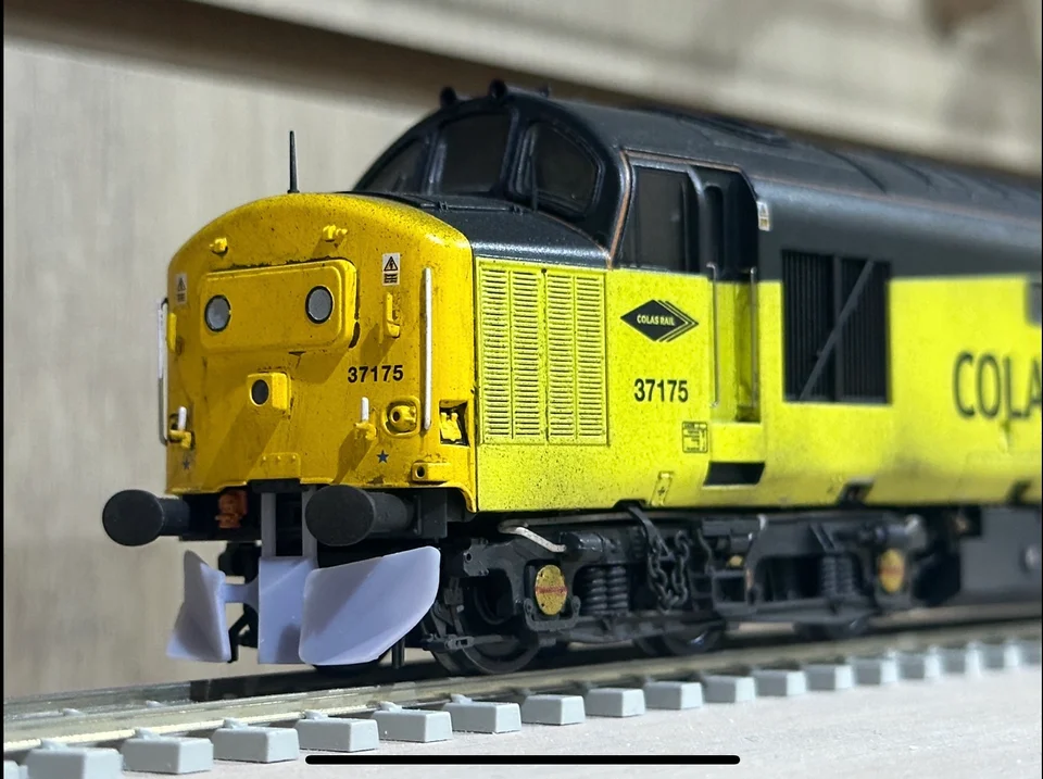 OO Gauge Class 37 Ploughs (Pack of 2) - Unpainted Model Kit - Image 3