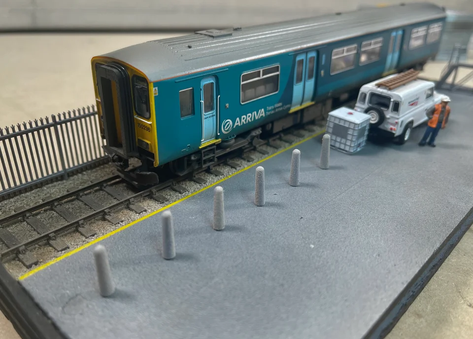 OO Gauge Bollards (Pack of 12) - Unpainted Model Kit - Image 2