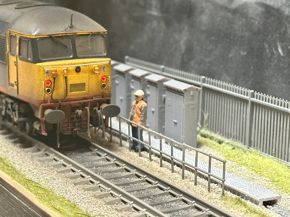 OO Gauge Safety Fencing (Pack of 12) - Unpainted Model Kit - Image 2