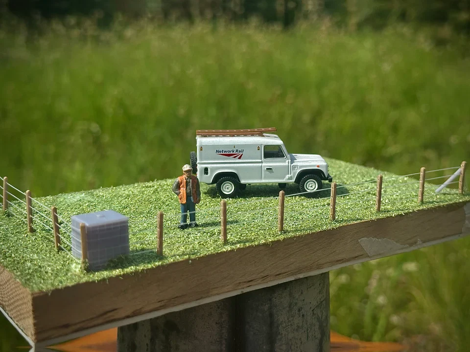 OO Gauge Wire Fence Posts (Single Pack) - Unpainted Model Kit - Image 2
