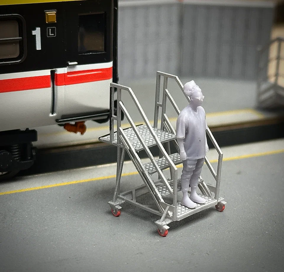 OO Gauge Portable Steps (Pack of 2) - Unpainted Model Kit - Image 2