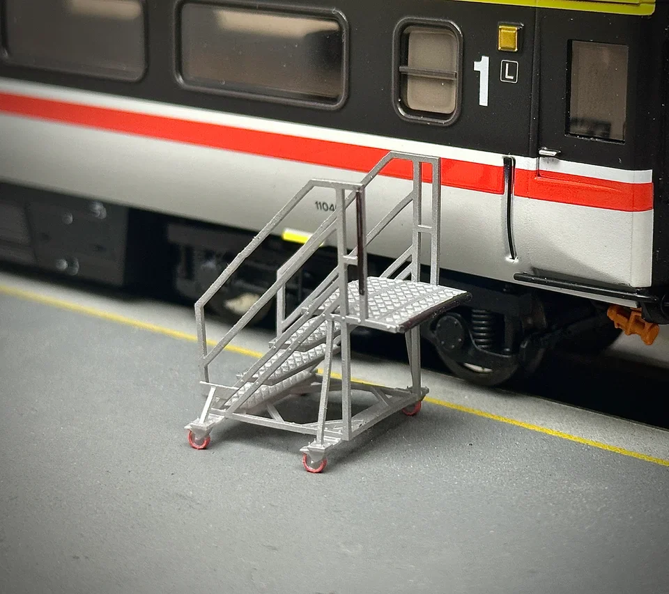 OO Gauge Portable Steps (Pack of 2) - Unpainted Model Kit - Image 3