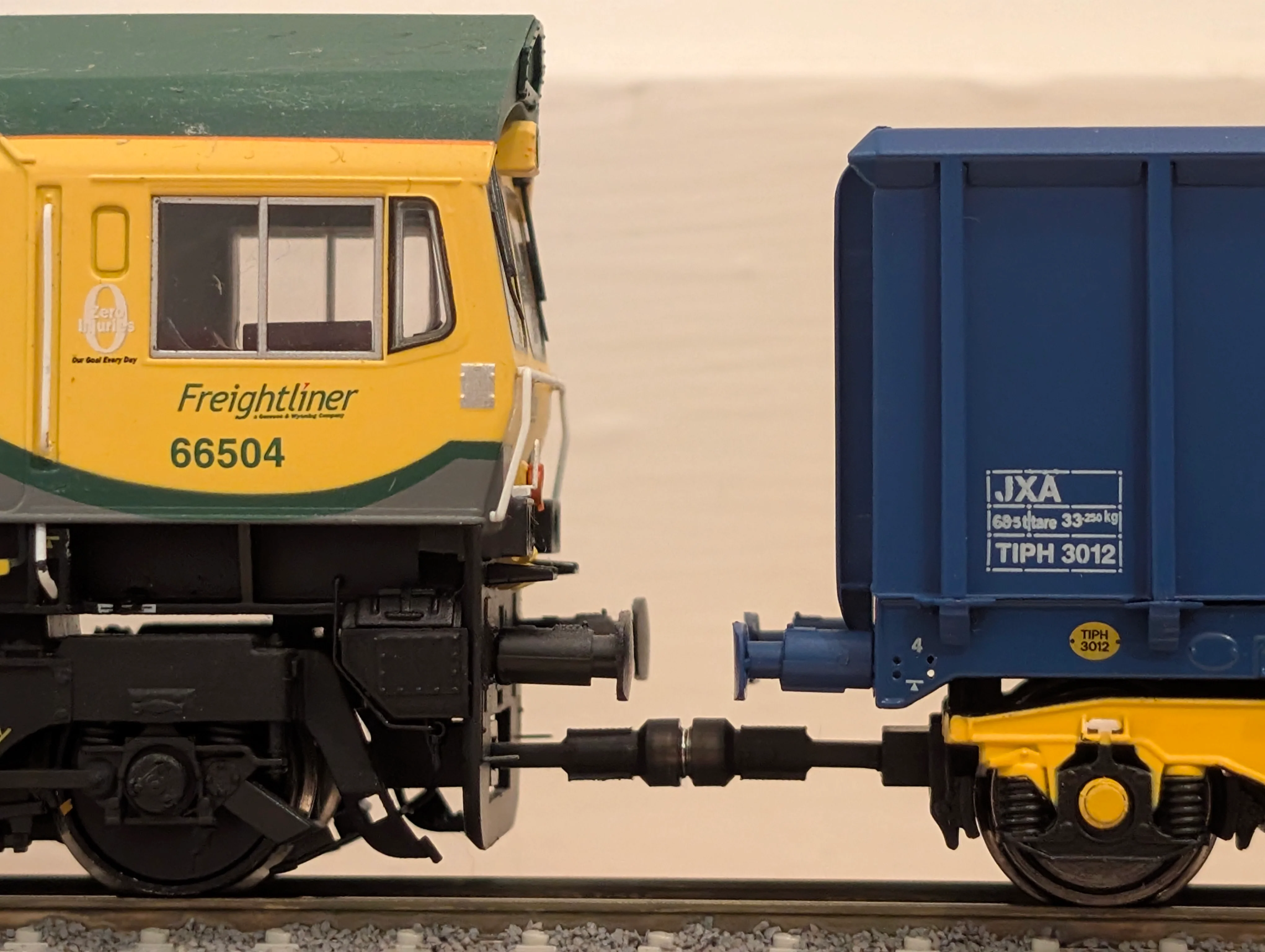 RRM179 OO Gauge Magnetic Couplings - 12mm Drawbar (14 Pack) - Image 12
