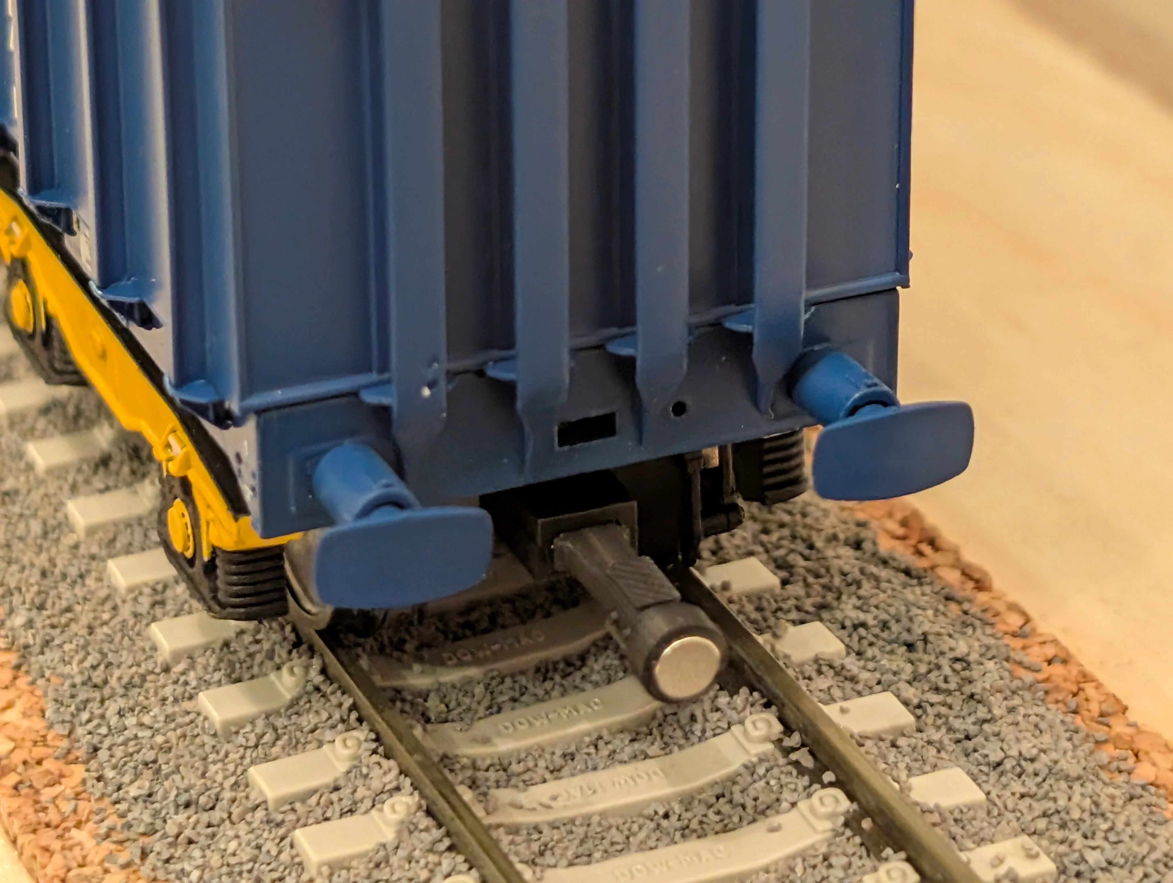 RRM179 OO Gauge Magnetic Couplings - 12mm Drawbar (14 Pack) - Image 13