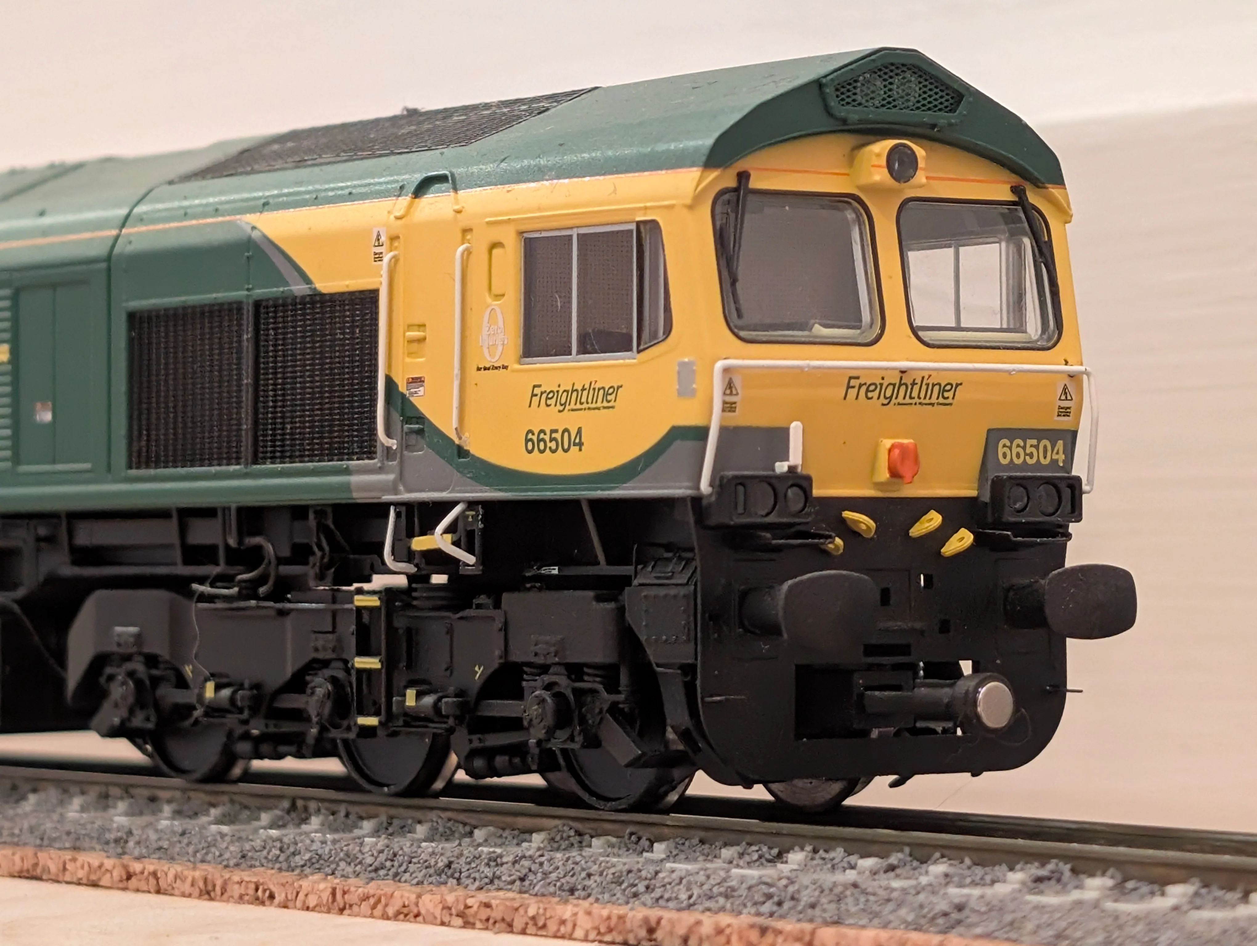 RRM180 OO Gauge Magnetic Couplings - 10mm Drawbar (14 Pack) - Image 11