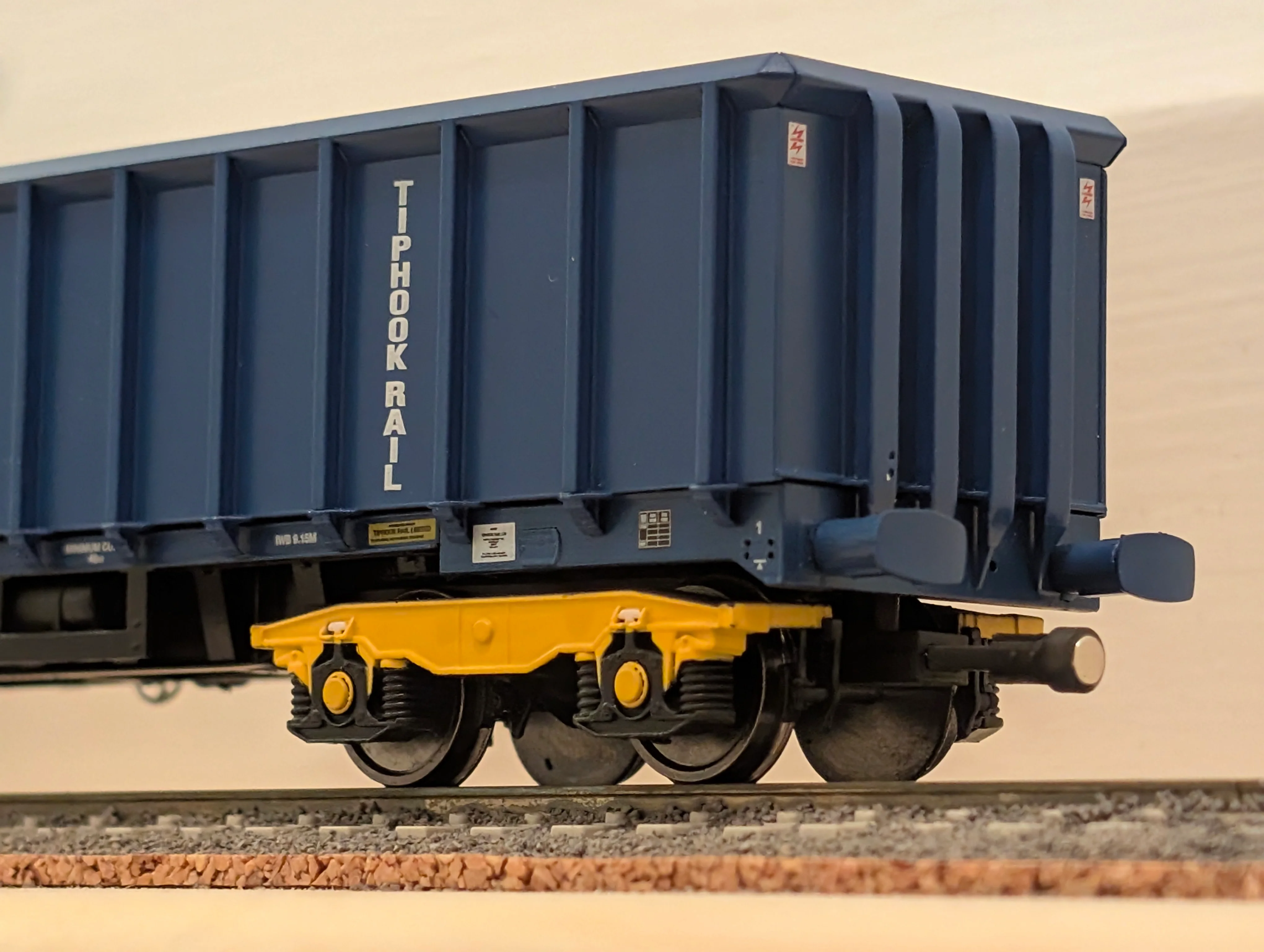 RRM180 OO Gauge Magnetic Couplings - 10mm Drawbar (14 Pack) - Image 15