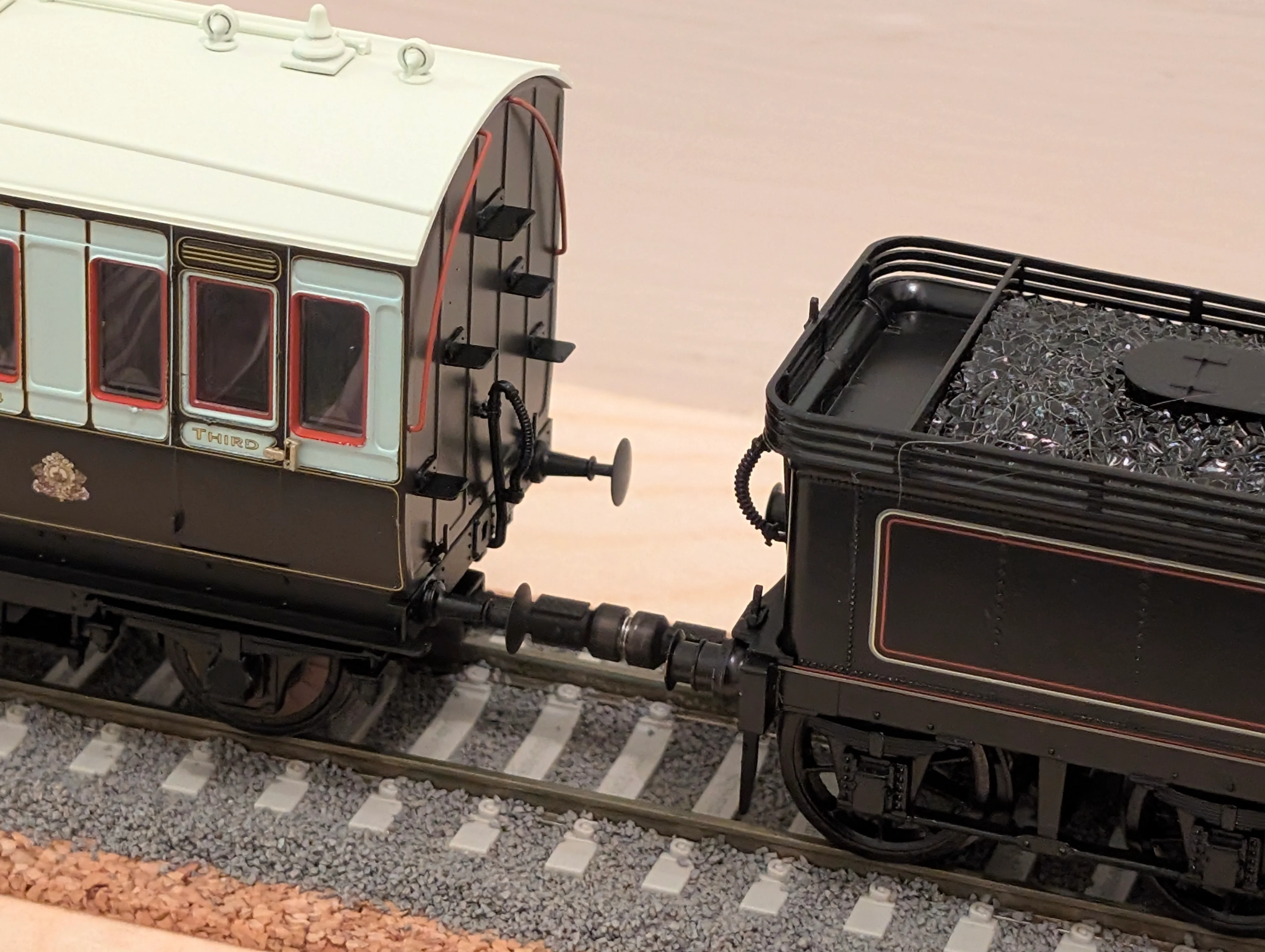 RRM180 OO Gauge Magnetic Couplings - 10mm Drawbar (14 Pack) - Image 7
