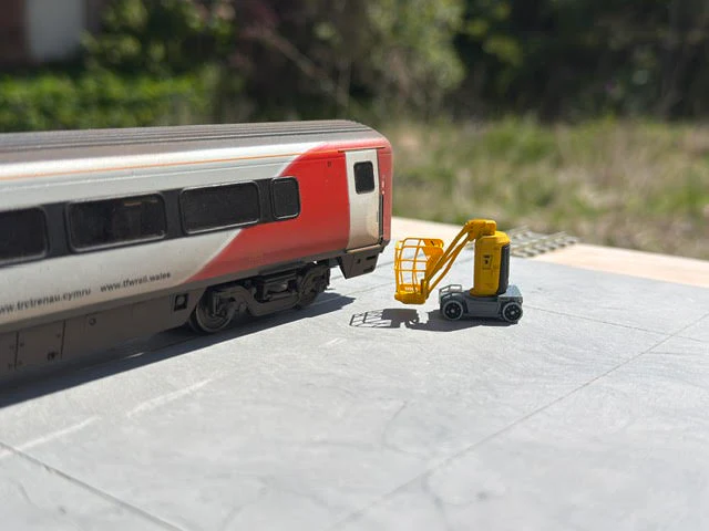 RRM177 OO Gauge Mini Cherry Picker (Single Kit Pack) - Unpainted Model Kit - Image 5