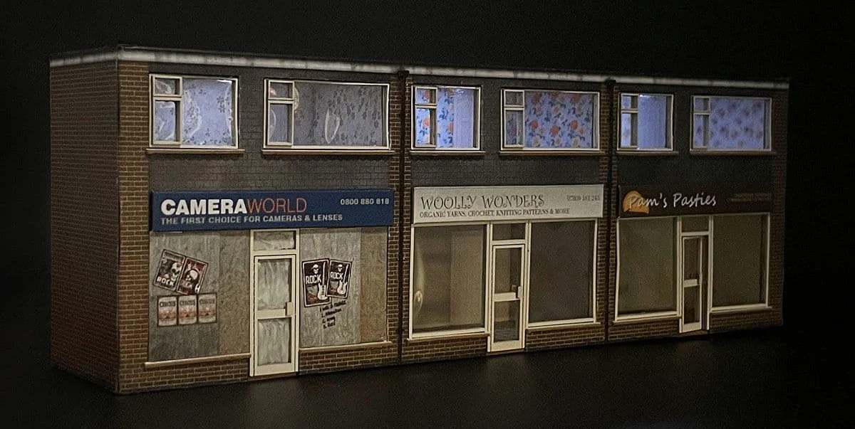 OO Low Relief 1970's Terraced Shops Model Kit - Image 7