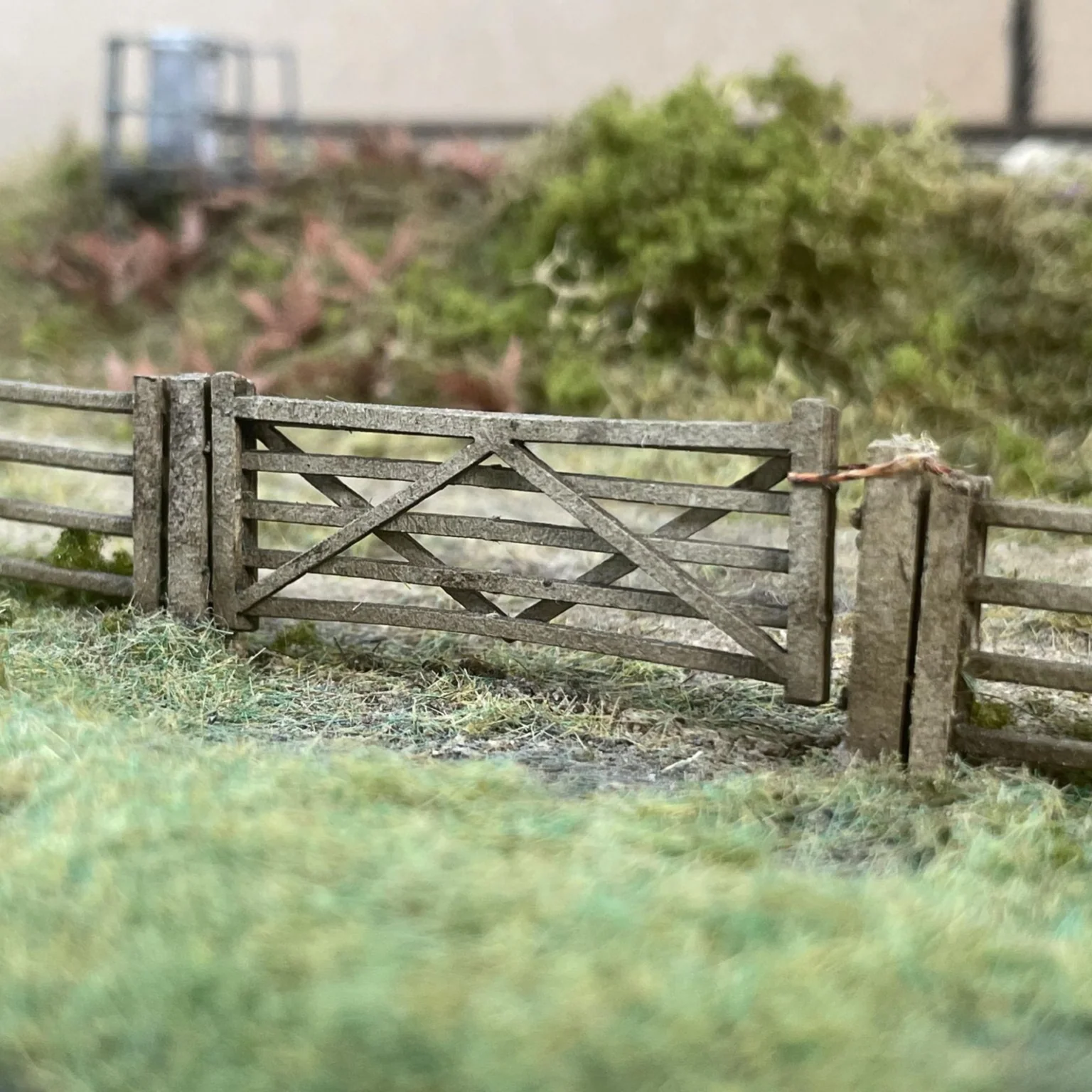 OO/HO Five Bar Gates Model Kit (x3) - Image 2