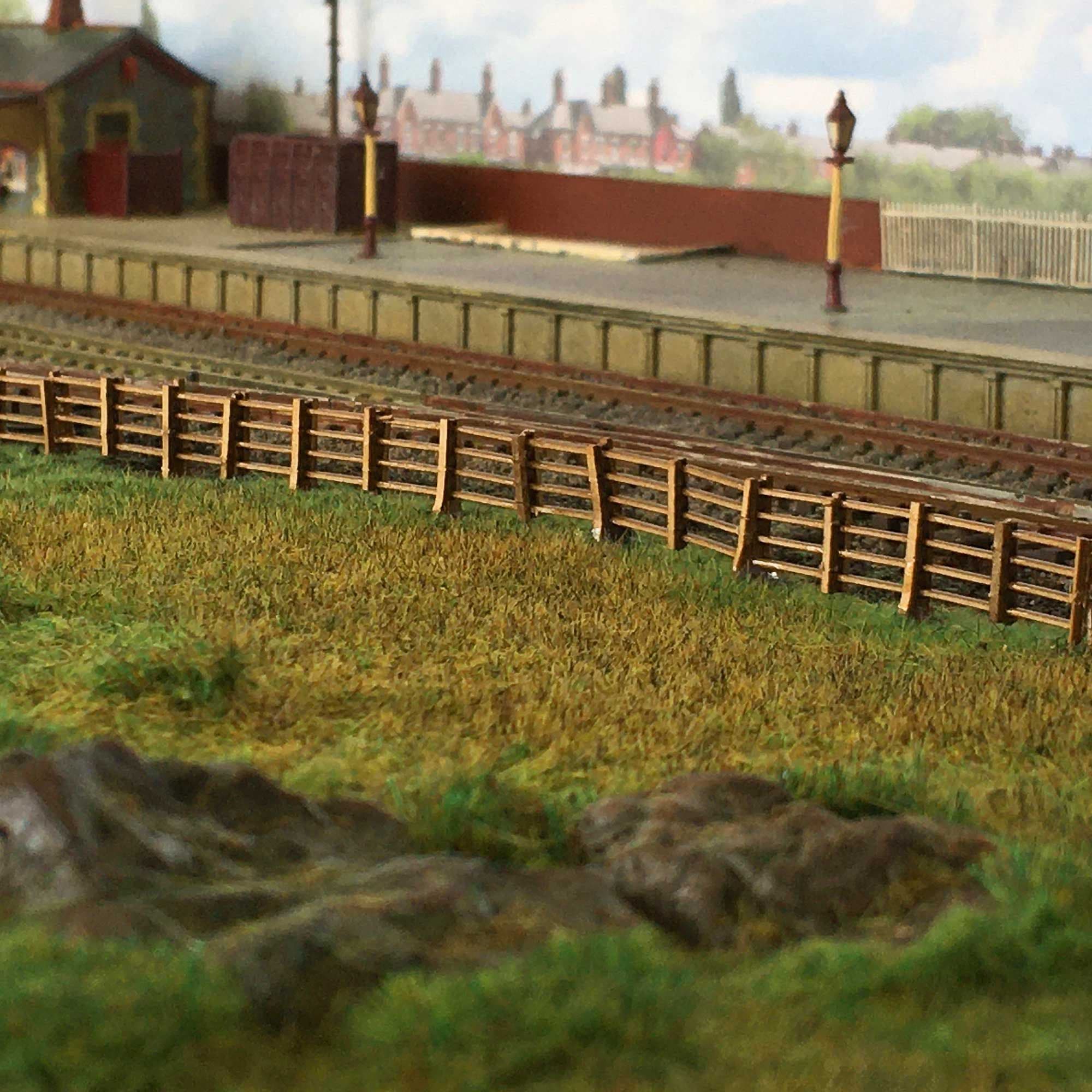 OO/HO 4ft Post & Rail Fencing Model Kit - Image 2
