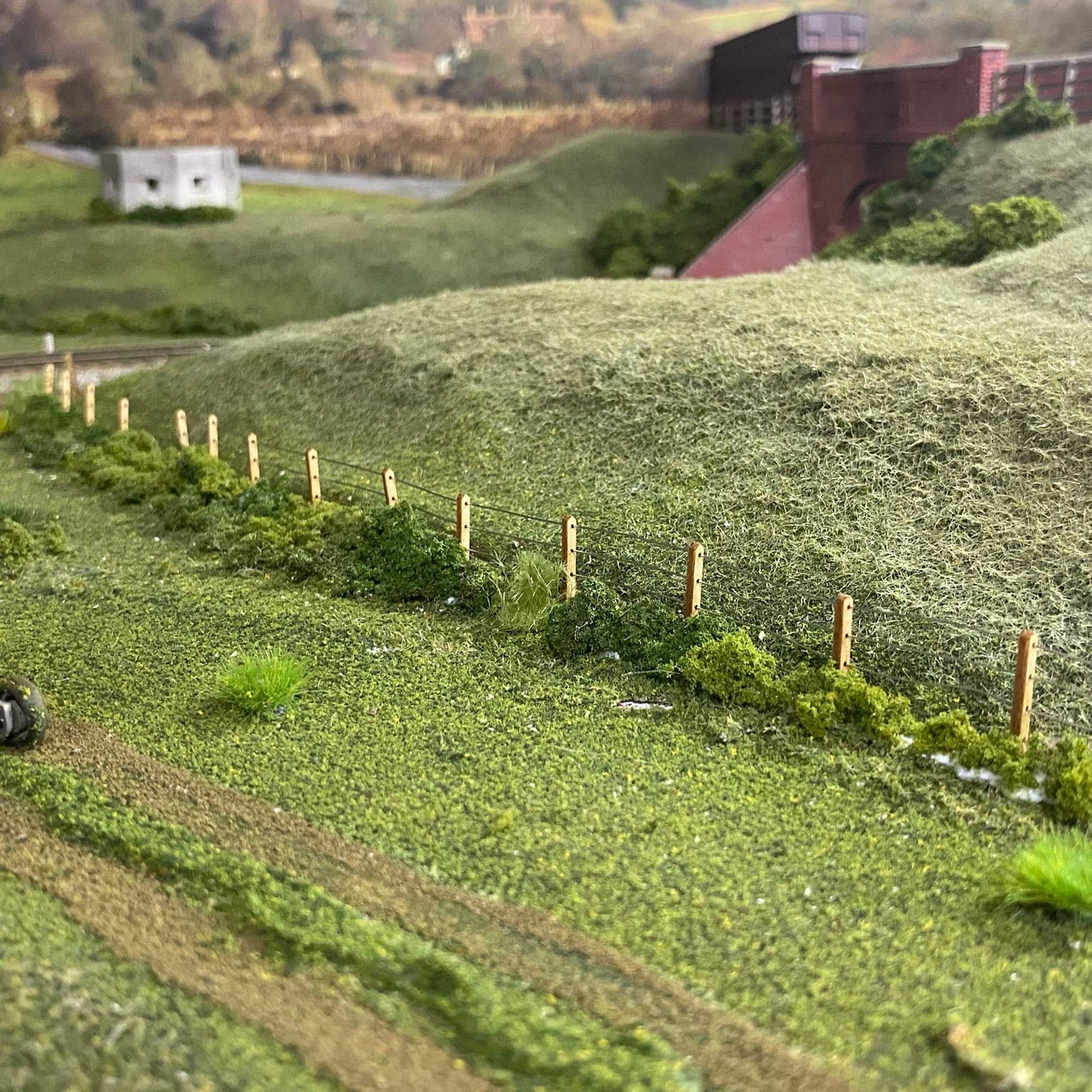 OO/HO 4ft Post & Wire Fencing Model Kit - Image 3