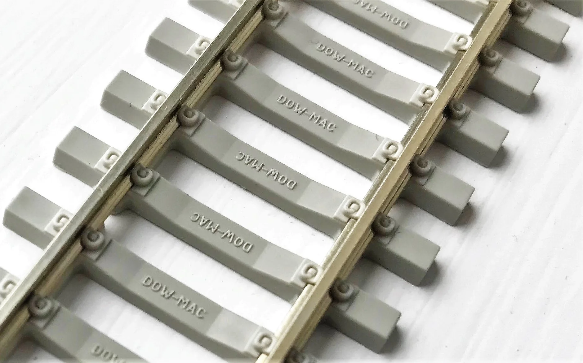 SL103SINGLE SL-103 1 yard - Code 100 - Nickel Silver Rail, Concrete Sleeper Type with Pandrol Clip detail -Single - Image 2