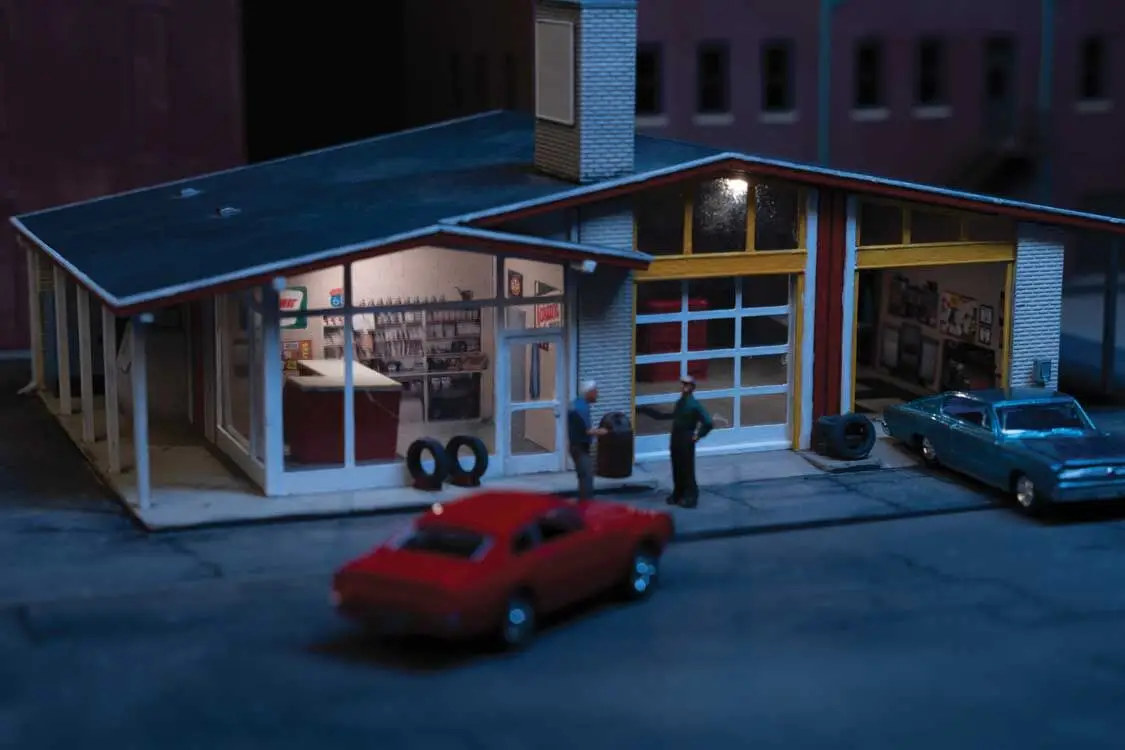 Spaces Vintage Gas Station Interior Model Kit - Image 2
